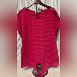 Wilde brand women’s magenta pullover top size small NWOT​